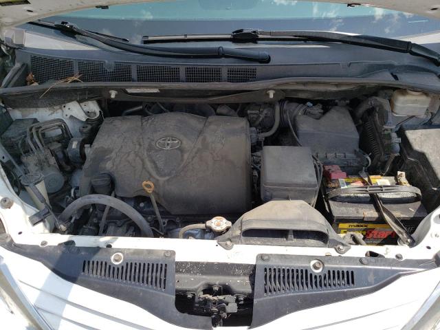 5TDKZ3DC8HS823546 Toyota SIENNA LE