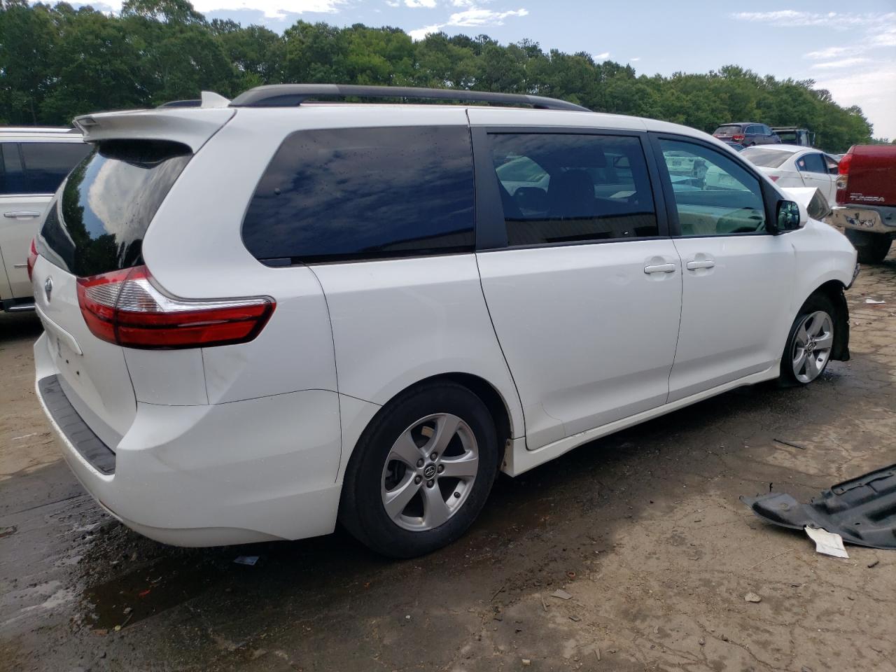 2018 Toyota Sienna Le vin: 5TDKZ3DC3JS905612