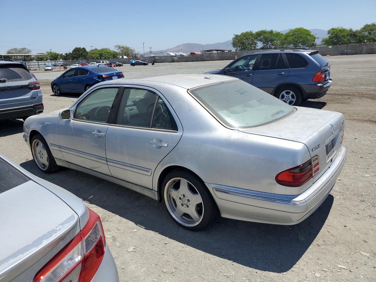 WDBJF65J3YB043947 2000 Mercedes-Benz E 320