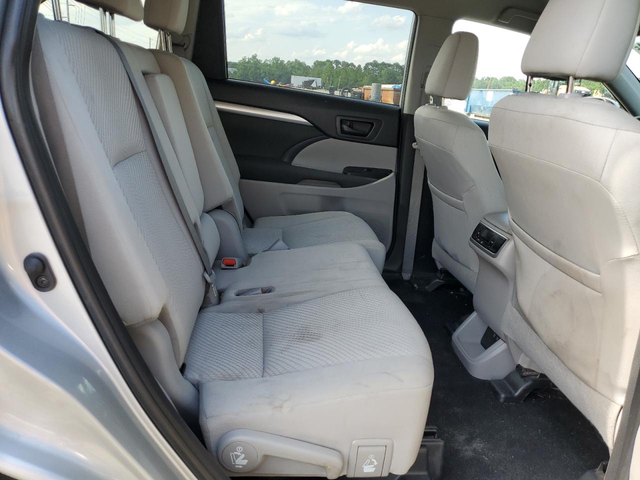 5TDBZRFH9KS999976 2019 Toyota Highlander Le