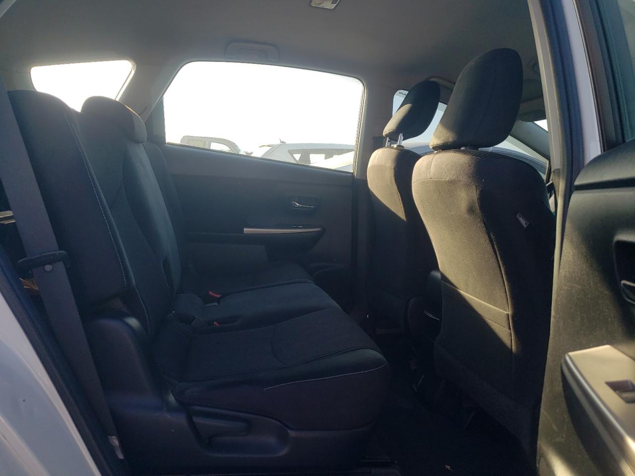 JTDZN3EU8GJ046475 2016 Toyota Prius V