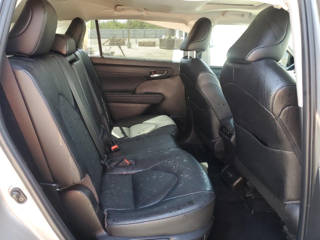 5TDHZRBH9NS213677 2022 Toyota Highlander Xle