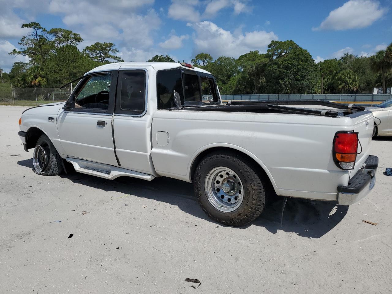 MAZDA B3000 CAB 1998 white  gas 4F4YR16U8WTM42578 photo #3