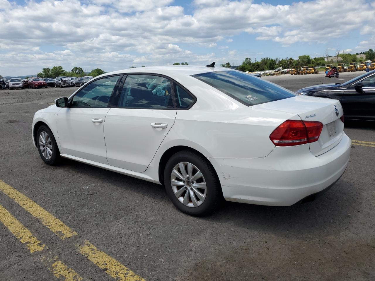 2015 Volkswagen Passat S vin: 1VWAT7A33FC055642