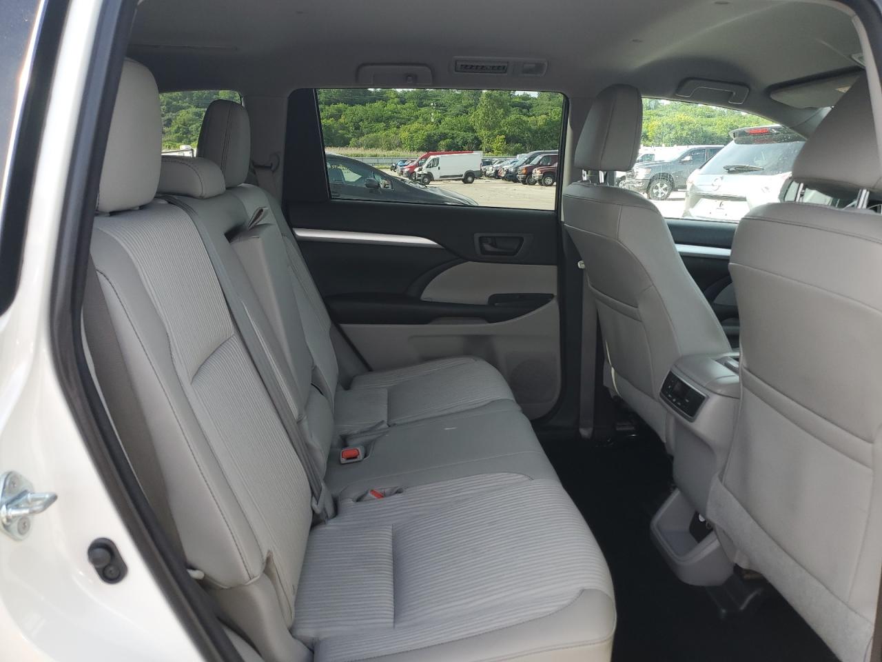 5TDBKRFH5FS178092 2015 Toyota Highlander Le