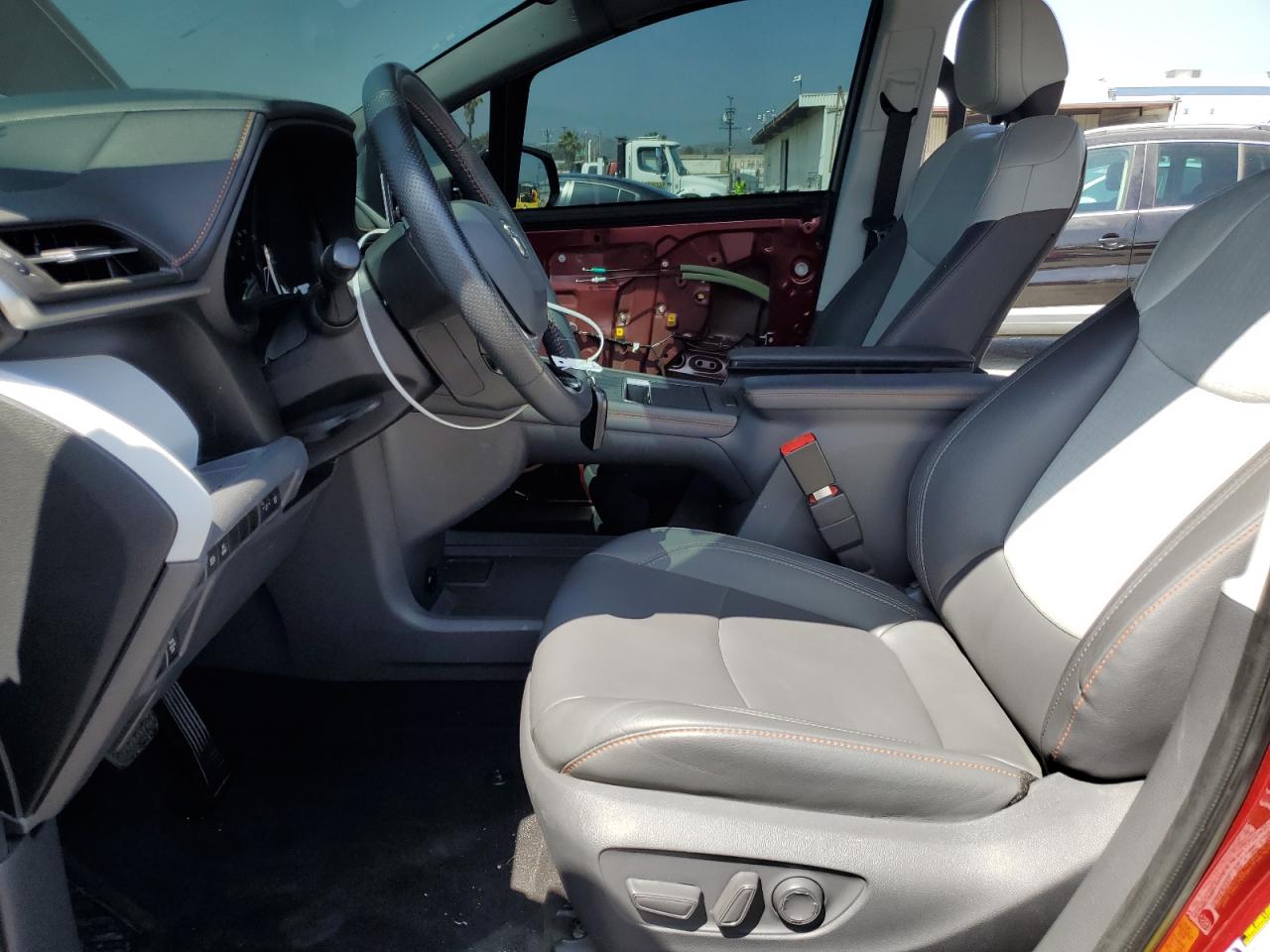 5TDDRKEC0MS027417 2021 Toyota Sienna Xse