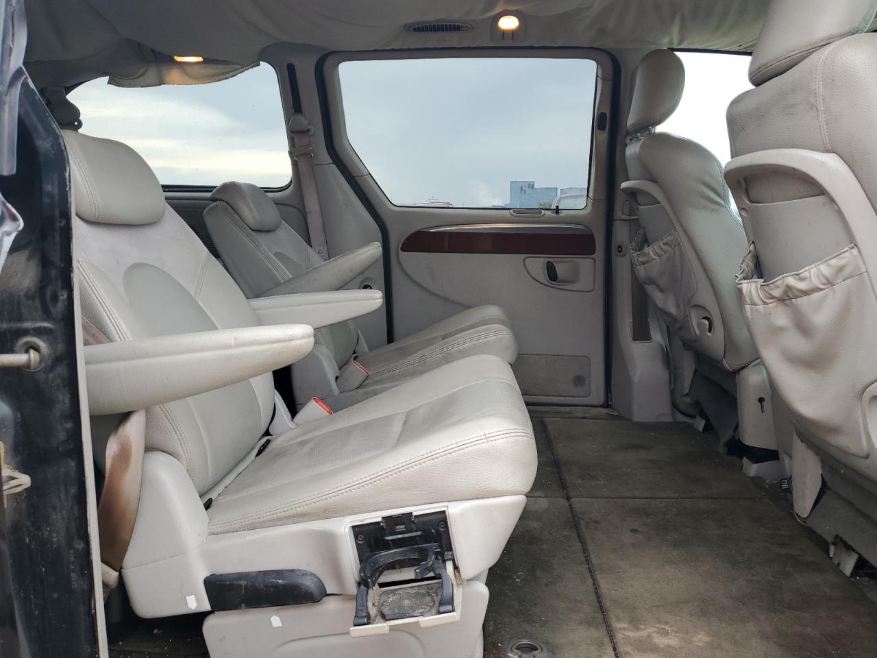 2C4GP64L95R174275 2005 Chrysler Town & Country Limited