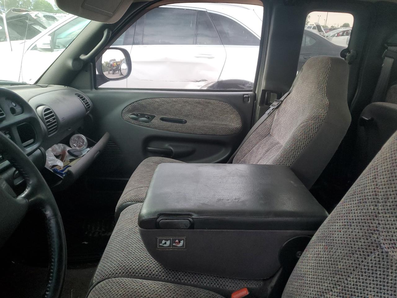 1B7HC13YXYJ176075 2000 Dodge Ram 1500