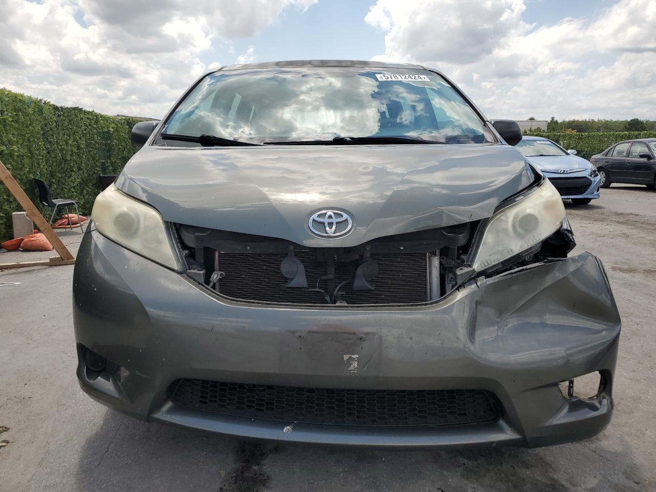 5TDZK3DCXBS117527 2011 Toyota Sienna