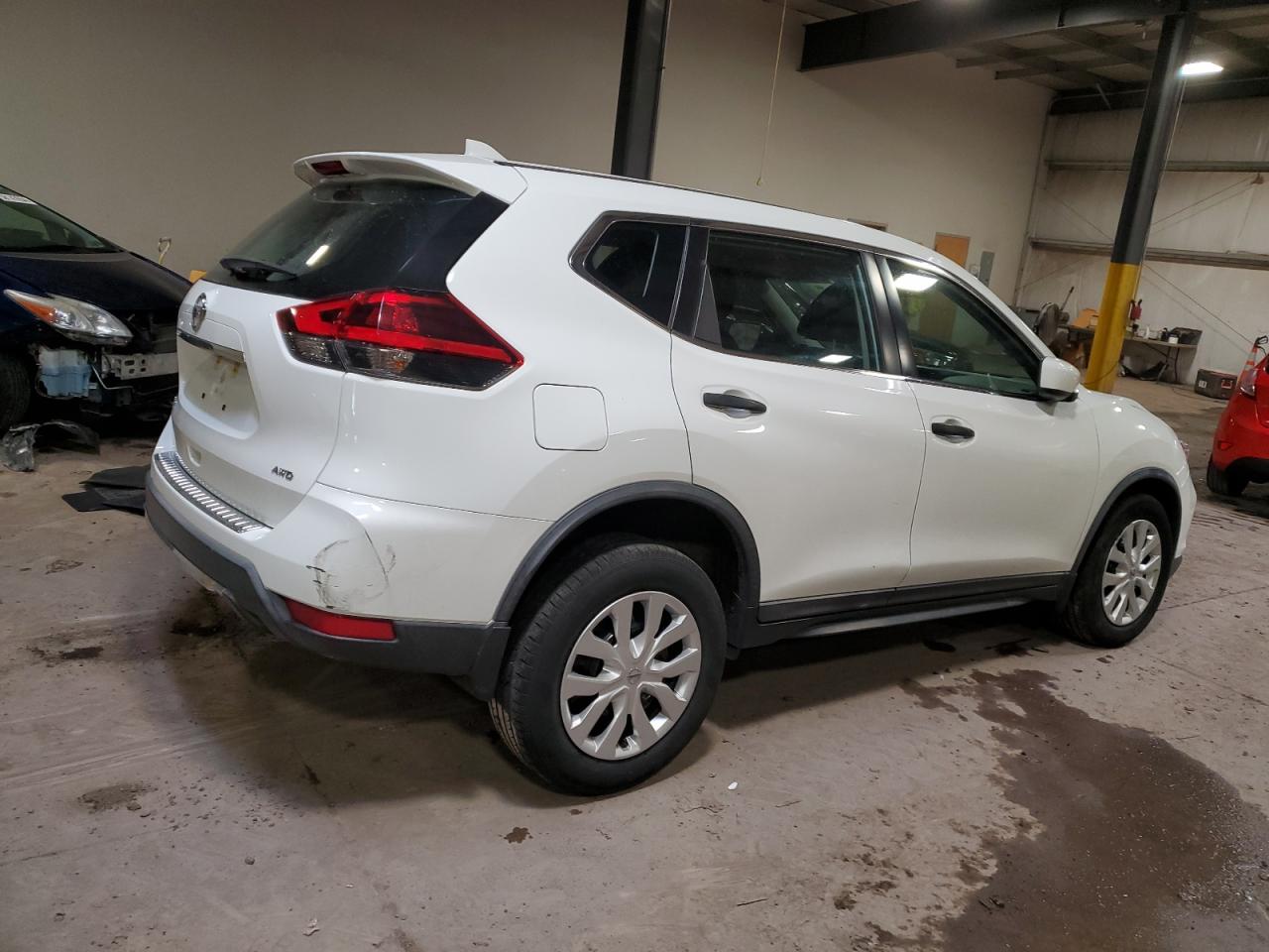 KNMAT2MV6JP570655 2018 Nissan Rogue S