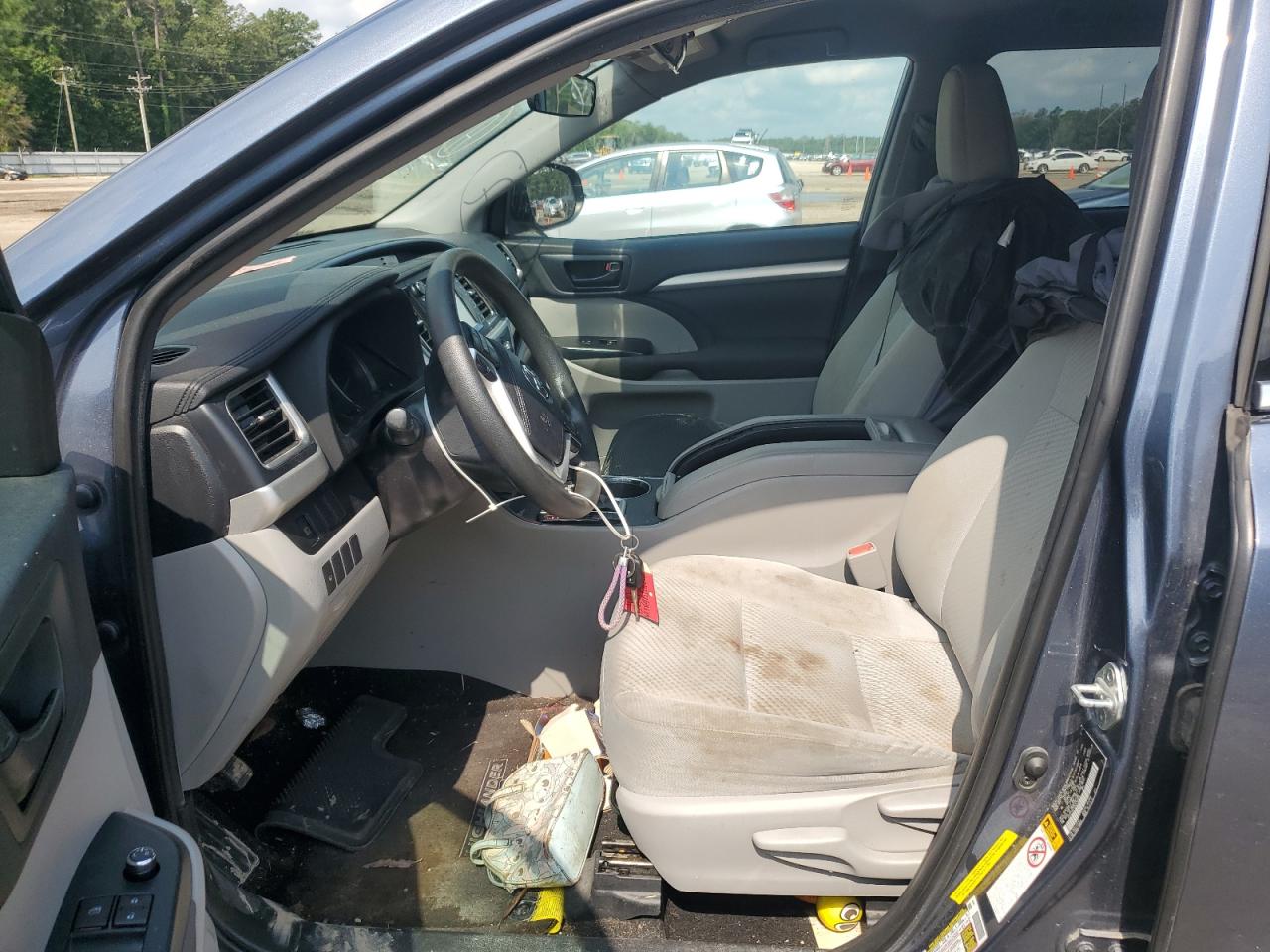 5TDZZRFH2KS290966 2019 Toyota Highlander Le