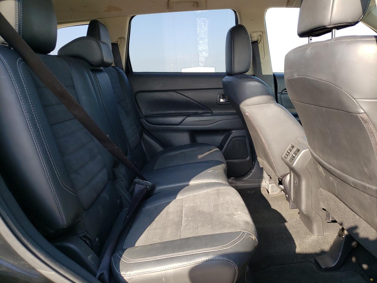 JA4AD3A38KJ001925 2019 Mitsubishi Outlander Se