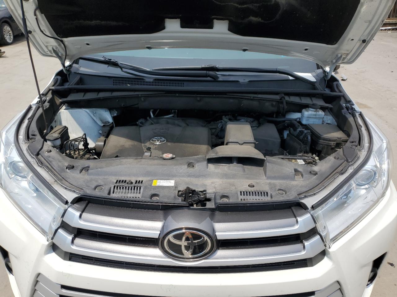 5TDJZRFH0KS609486 2019 Toyota Highlander Se