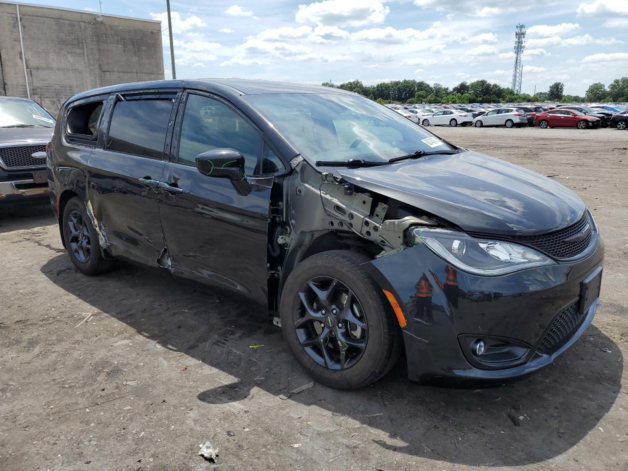 2019 Chrysler Pacifica Touring Plus vin: 2C4RC1FG4KR738143