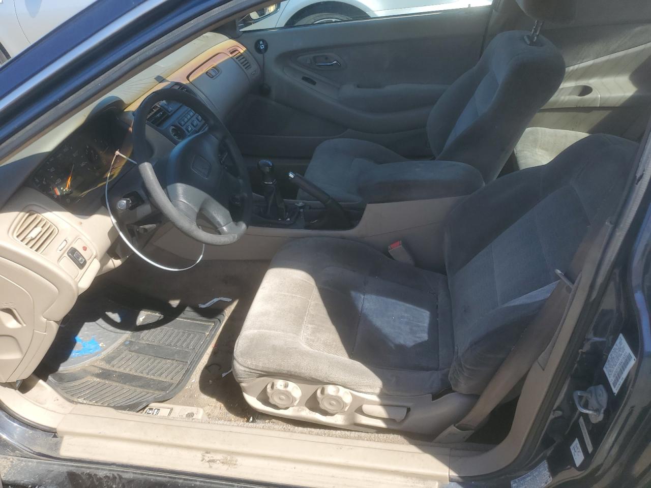 1HGCG3143XA015321 1999 Honda Accord Lx