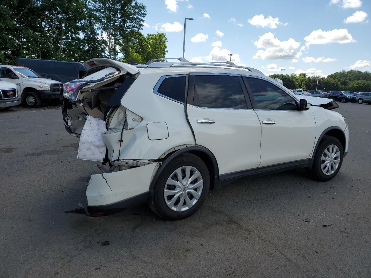 2016 Nissan Rogue S vin: KNMAT2MVXGP705435