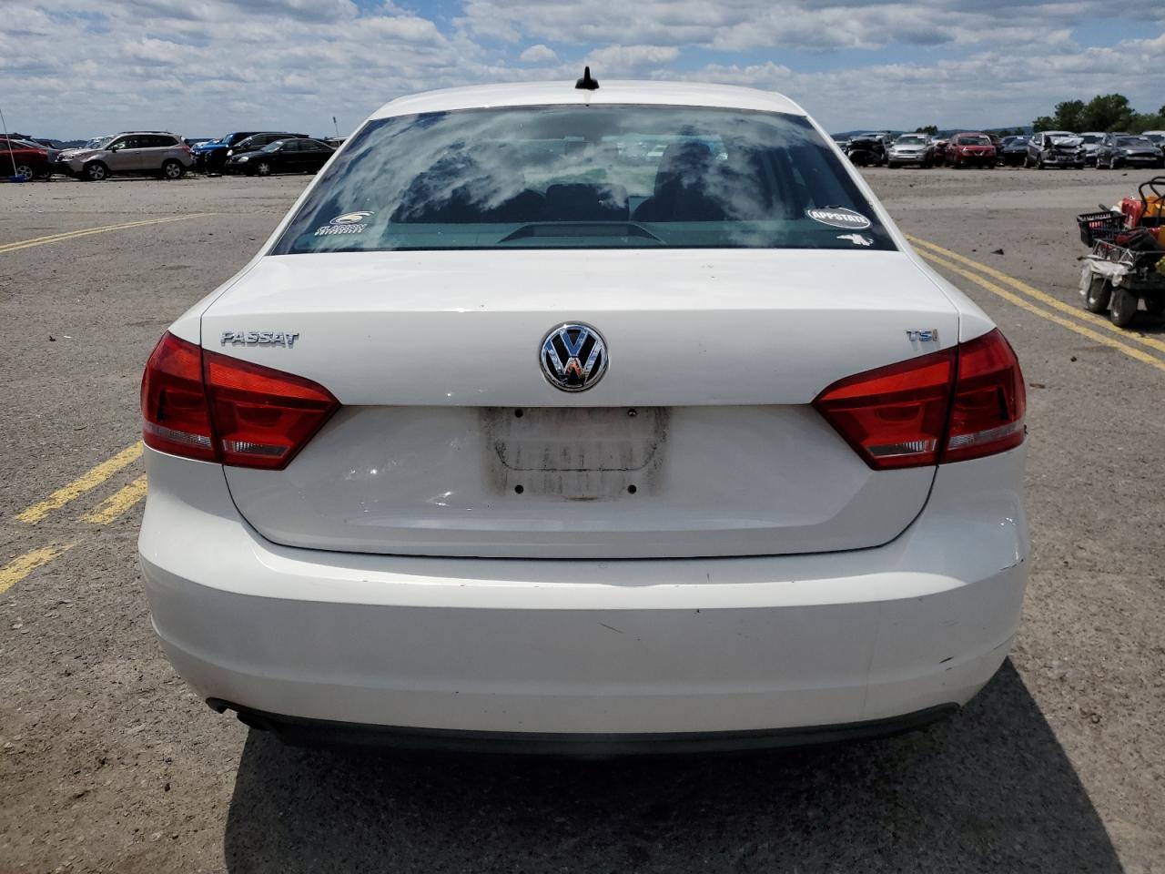 2015 Volkswagen Passat S vin: 1VWAT7A33FC055642