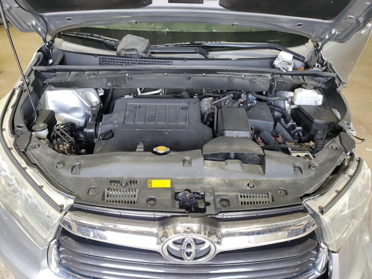 5TDBKRFH9FS110586 2015 Toyota Highlander Le
