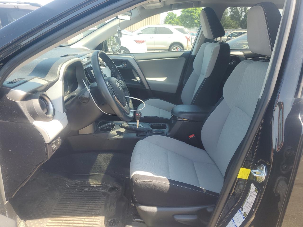 2T3RFREVXHW627861 2017 Toyota Rav4 Xle