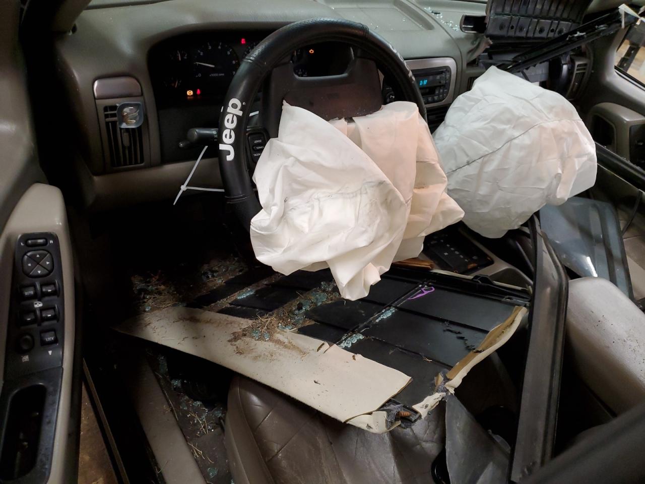 1J8GW48SX4C179557 2004 Jeep Grand Cherokee Laredo