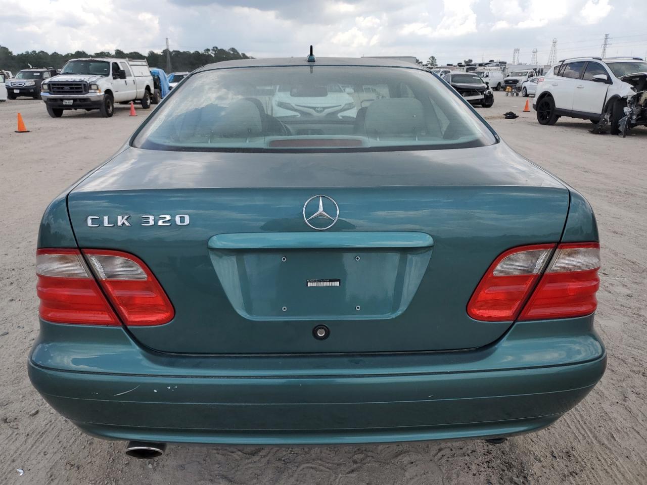 WDBLJ65G72T127668 2002 Mercedes-Benz Clk 320