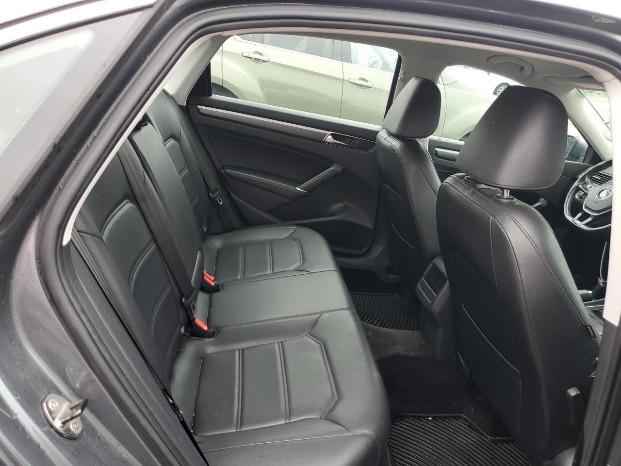 1VWDT7A35HC077609 2017 Volkswagen Passat R-Line