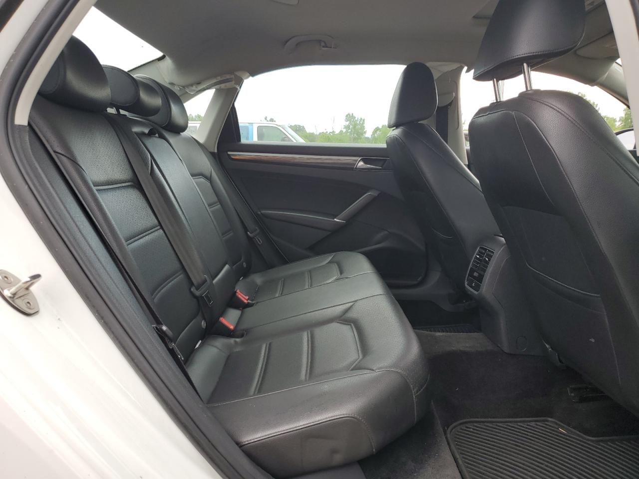 1VWBA7A36JC019351 2018 Volkswagen Passat Se