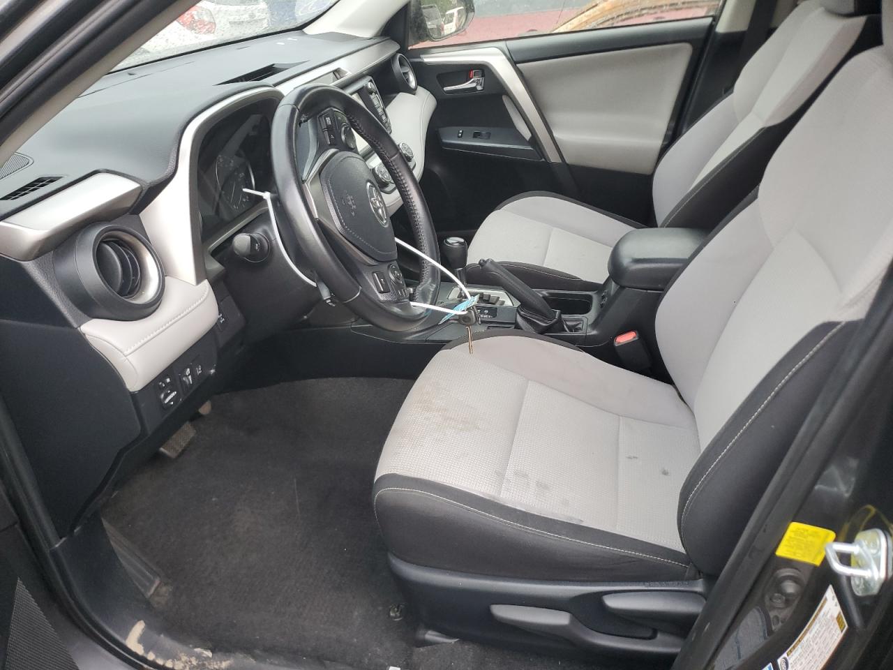 JTMRFREV4HJ112921 2017 Toyota Rav4 Xle