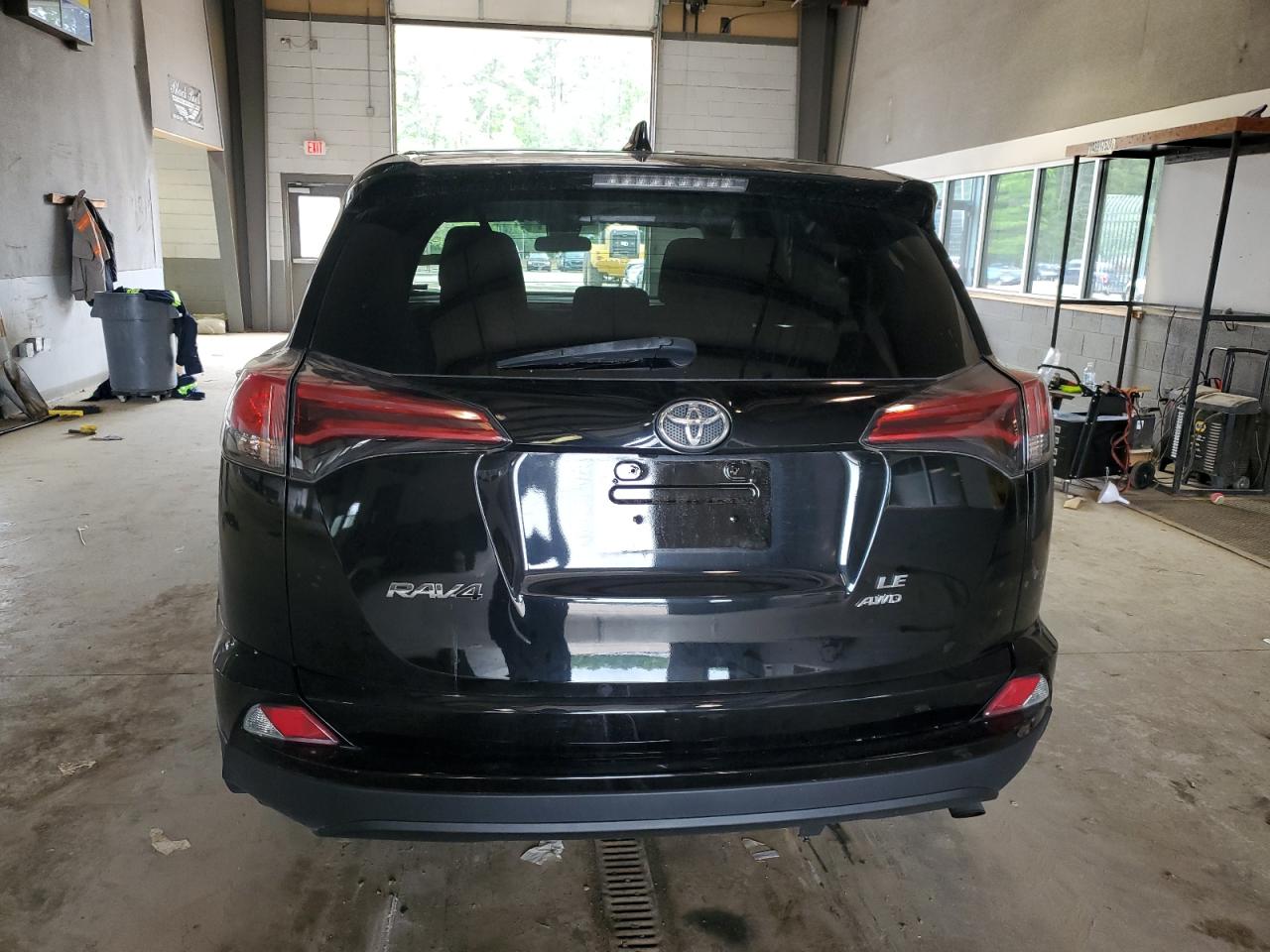 2018 Toyota Rav4 Le vin: 2T3BFREV5JW738356