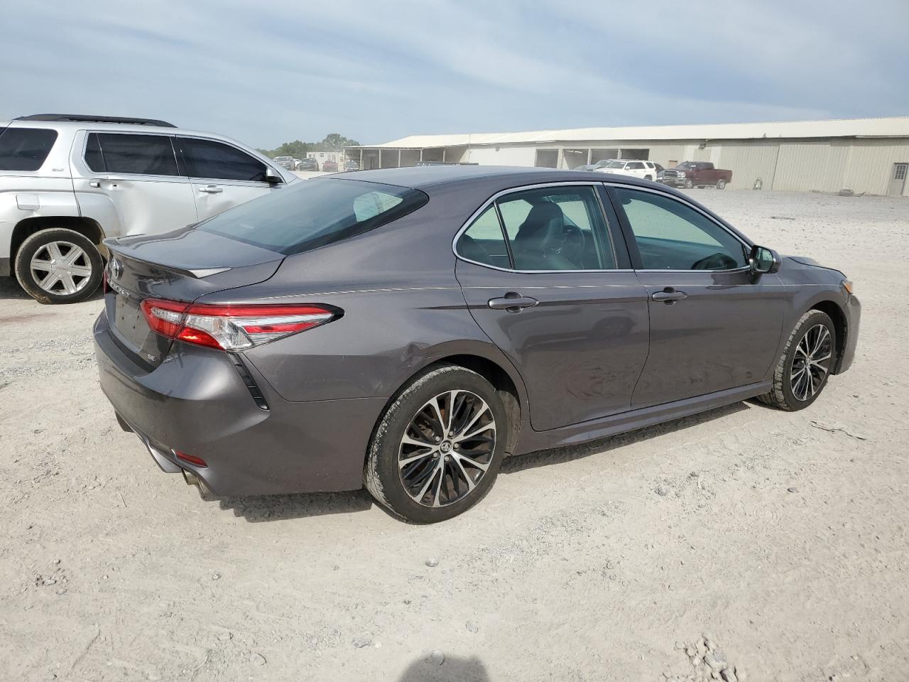 2018 Toyota Camry L vin: 4T1B11HK3JU065934