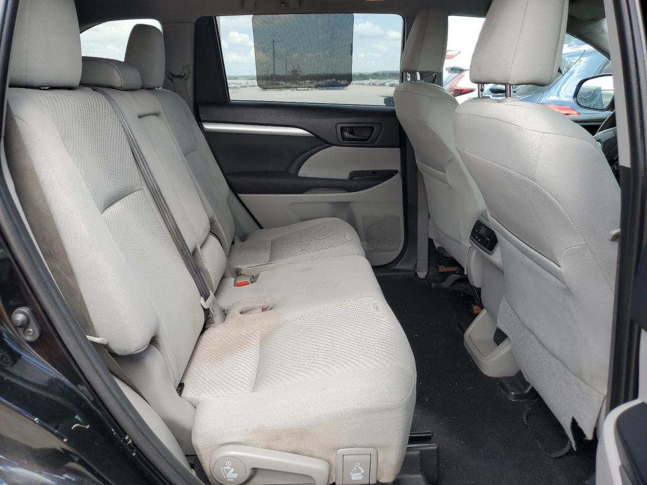 5TDZARFH7KS045670 2019 Toyota Highlander Le