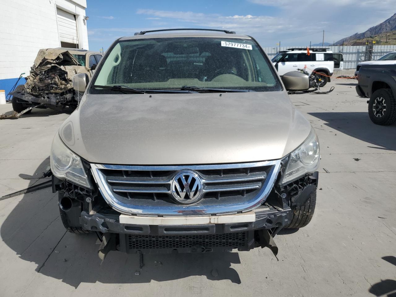 2V8HW34159R599037 2009 Volkswagen Routan Se