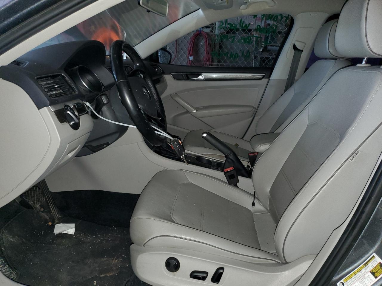 1VWBA7A30JC040230 2018 Volkswagen Passat Se