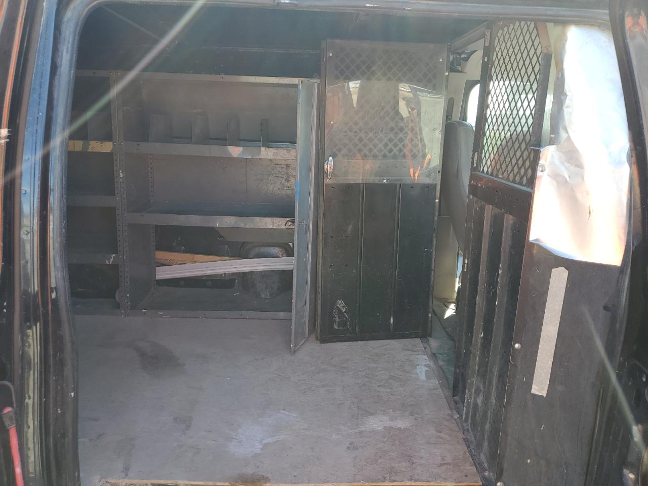 1FTPS24L7XHB16025 1999 Ford Econoline E250 Van