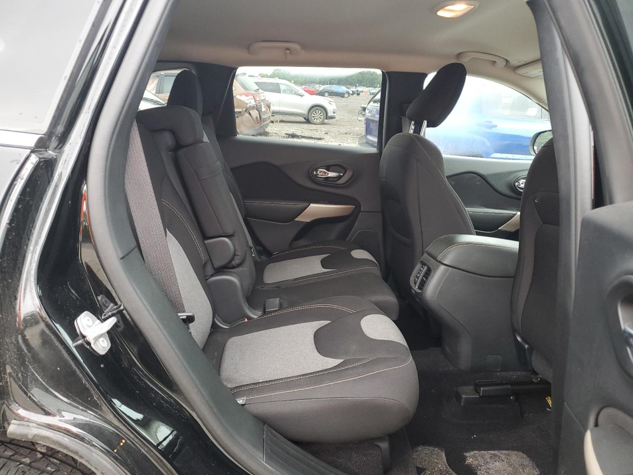 1C4PJLCB5JD524863 2018 Jeep Cherokee Latitude