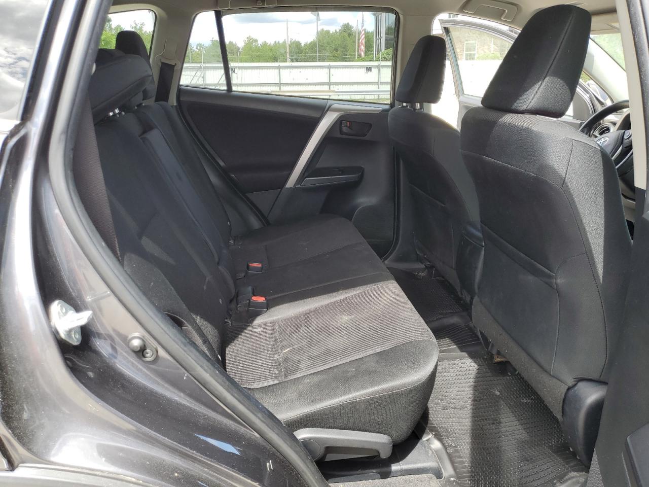 JTMBFREV2HJ143537 2017 Toyota Rav4 Le