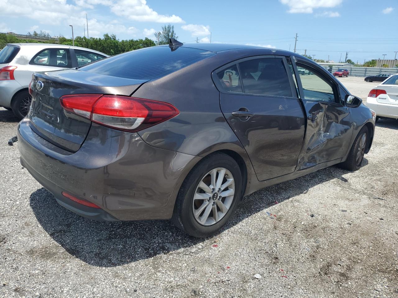 2017 Kia Forte Lx vin: 3KPFL4A74HE015401