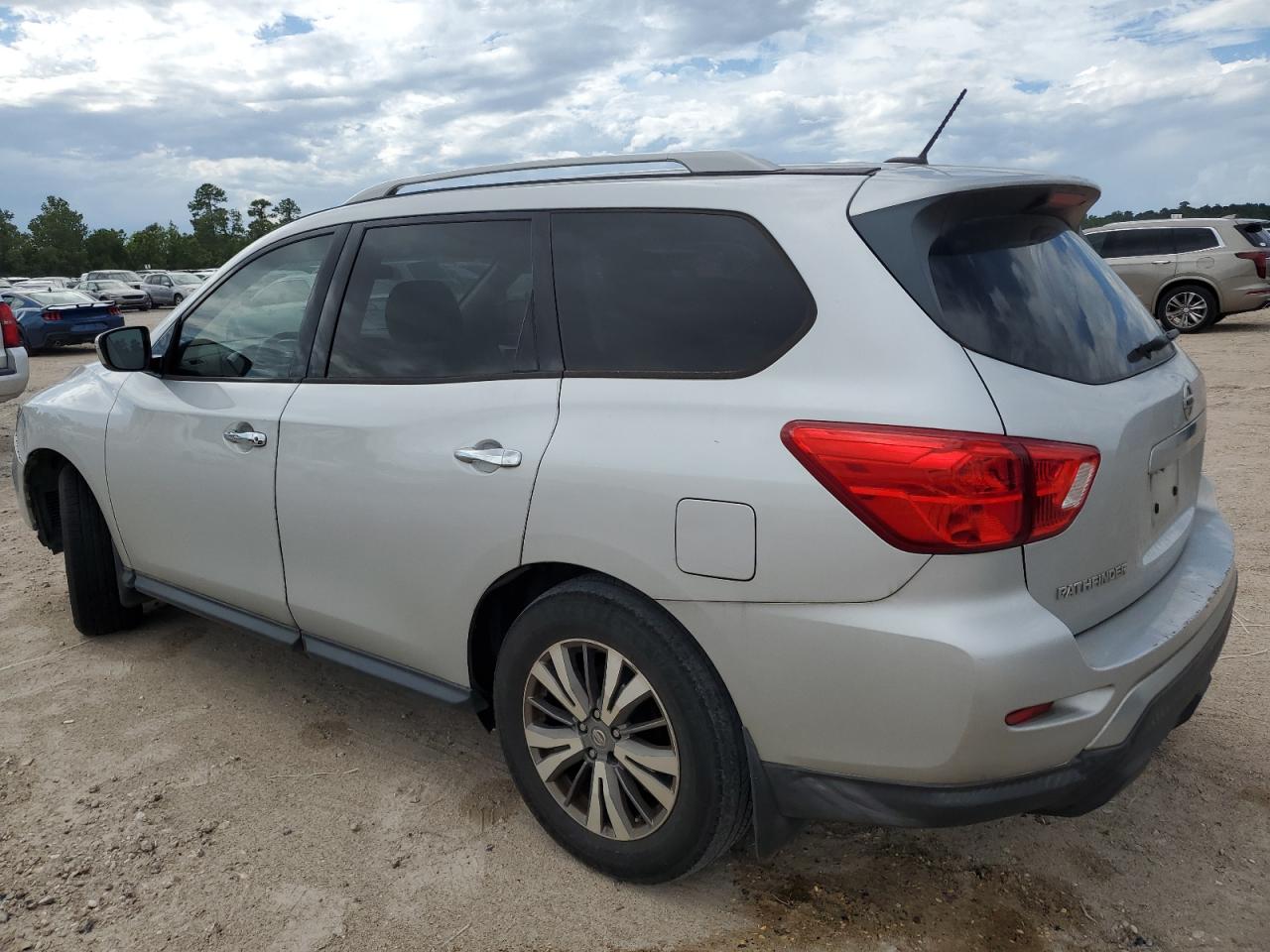 2018 Nissan Pathfinder S vin: 5N1DR2MN1JC621204