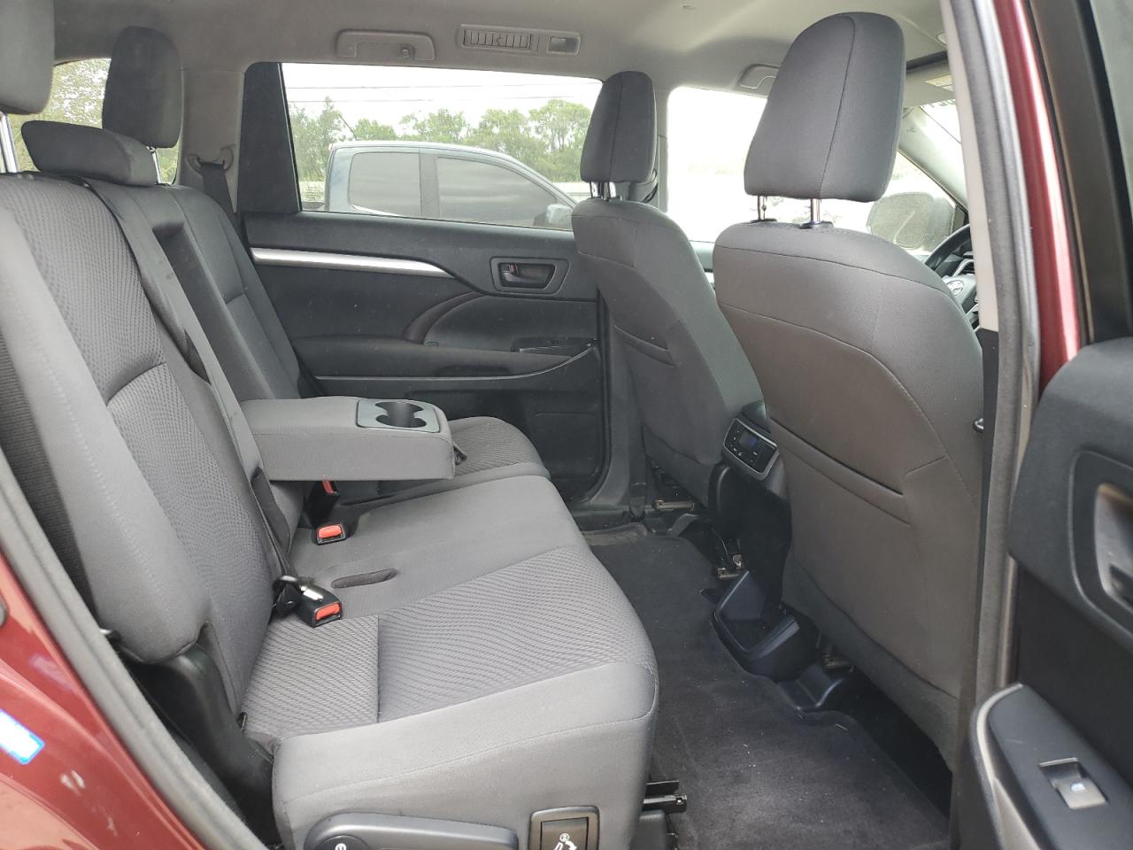 5TDZZRFH2HS219954 2017 Toyota Highlander Le