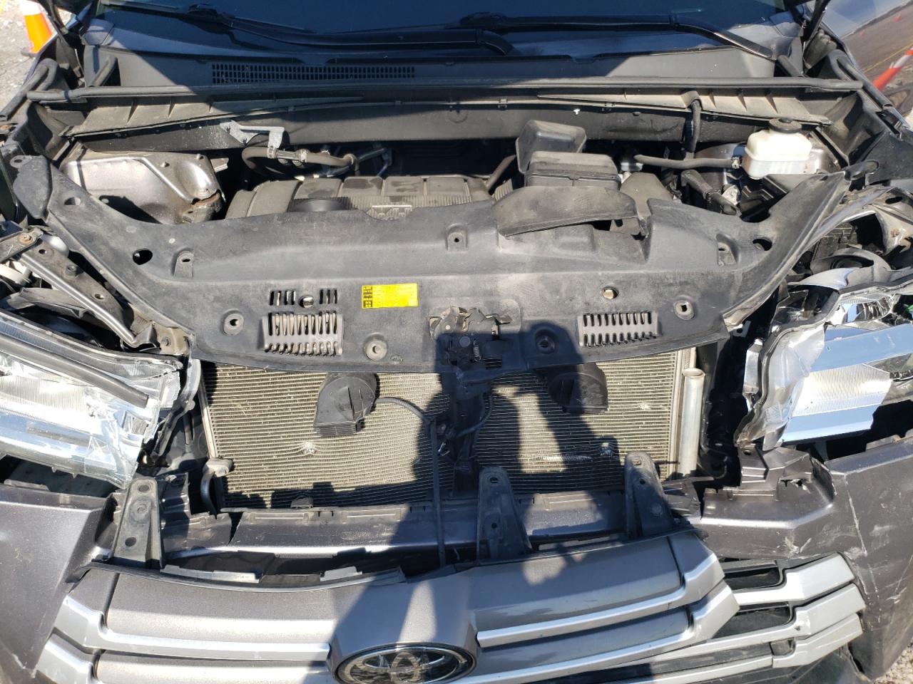 5TDZARFH9KS044214 2019 Toyota Highlander Le