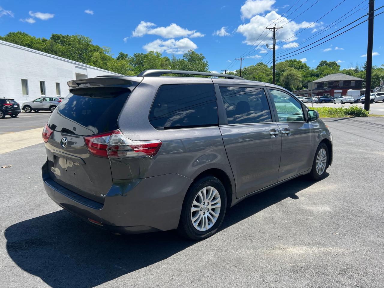 5TDYZ3DC6HS830697 2017 Toyota Sienna Xle