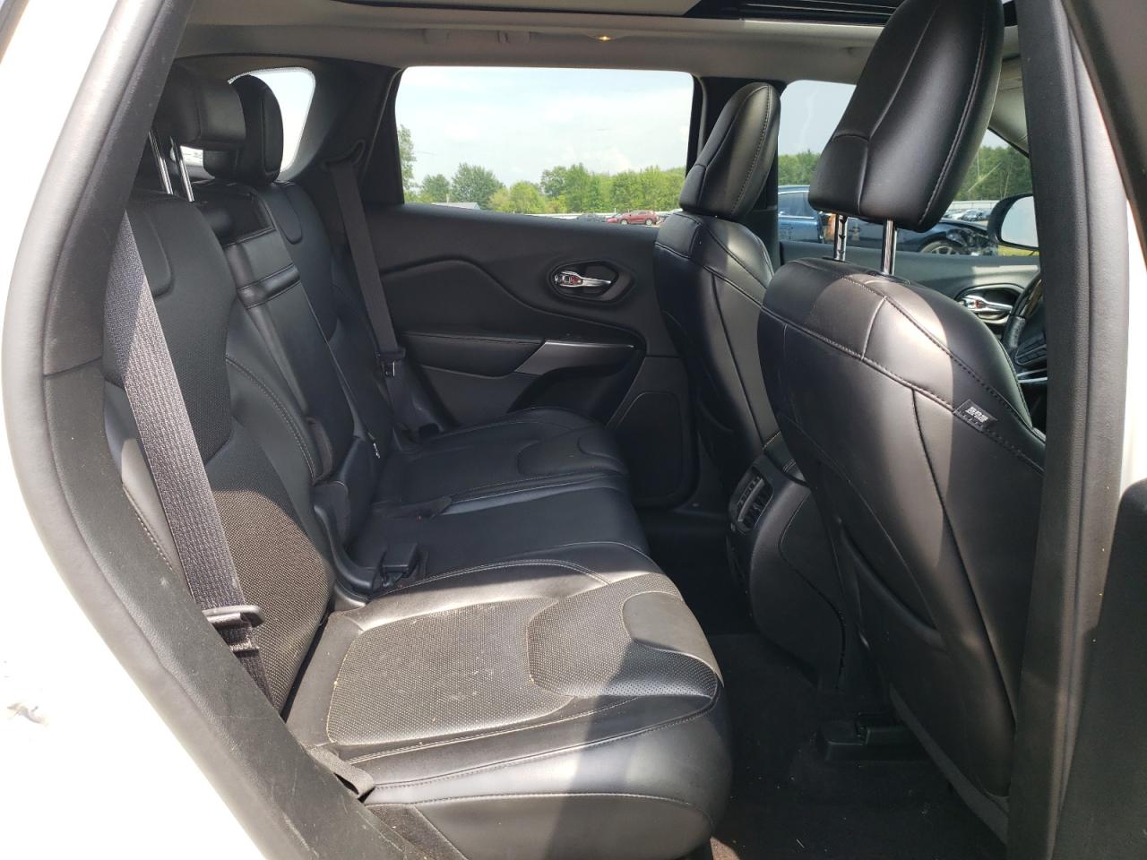 1C4PJMJX4KD160974 2019 Jeep Cherokee Overland