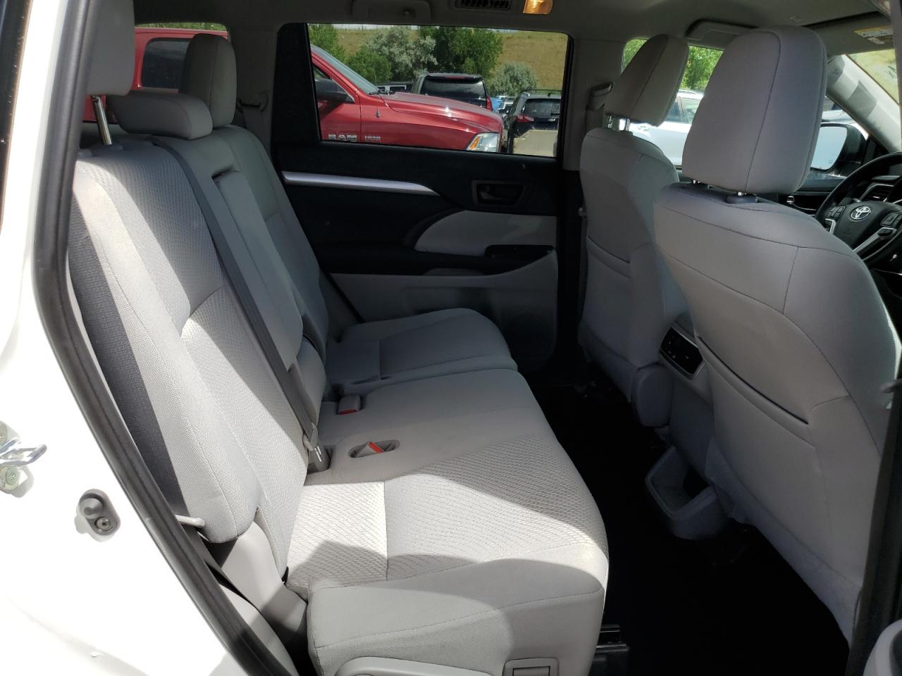 5TDBZRFH4KS915529 2019 Toyota Highlander Le