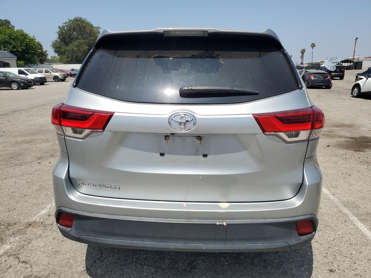5TDZARFH0HS027939 2017 Toyota Highlander Le