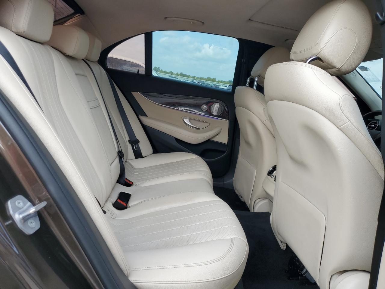 2018 Mercedes-Benz E 300 vin: WDDZF4JB9JA396573