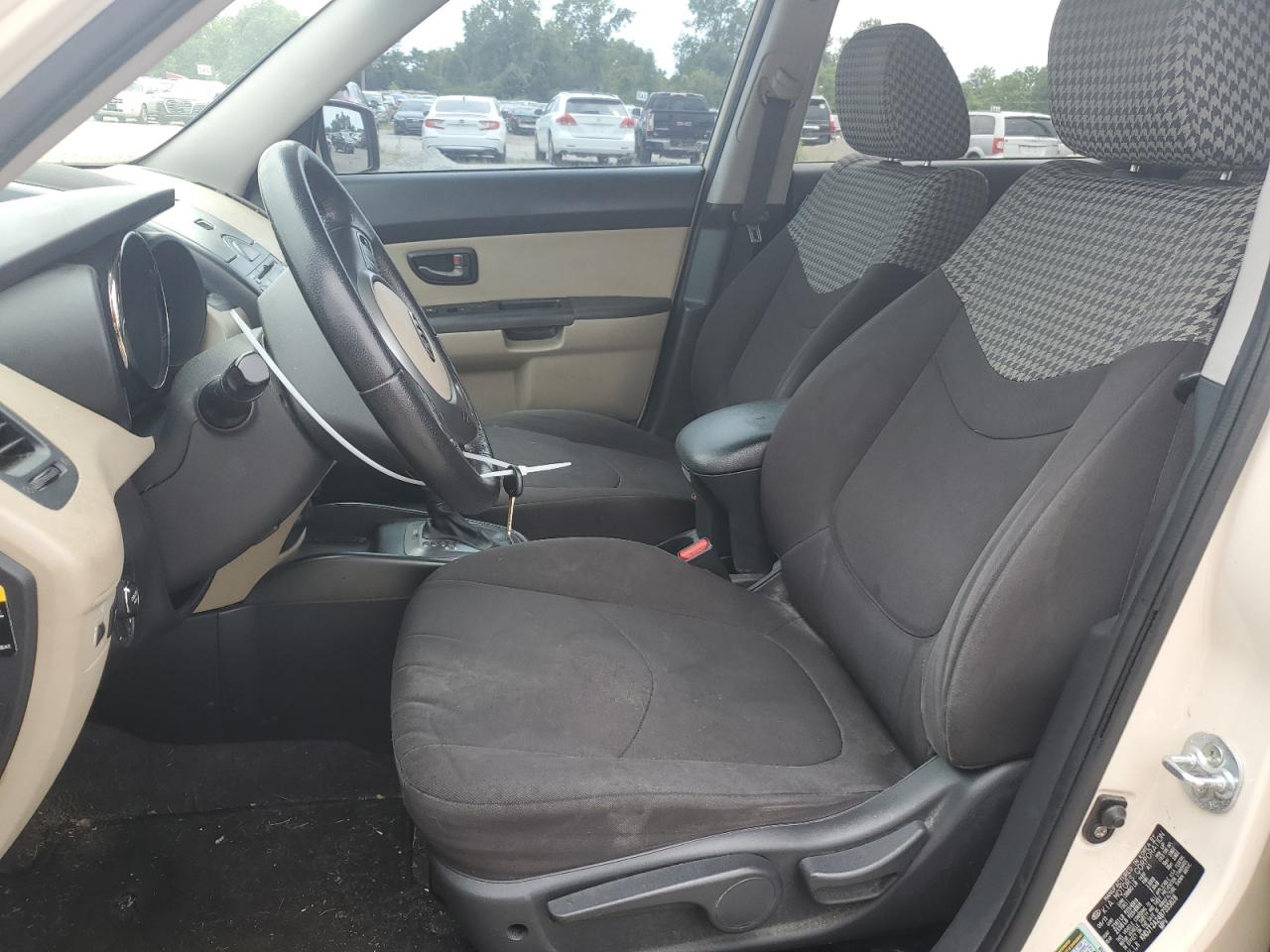 KNDJT2A24B7335828 2011 Kia Soul +