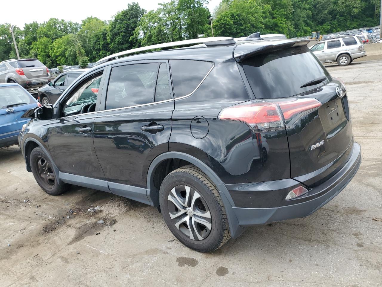 2T3BFREV9HW552846 2017 Toyota Rav4 Le