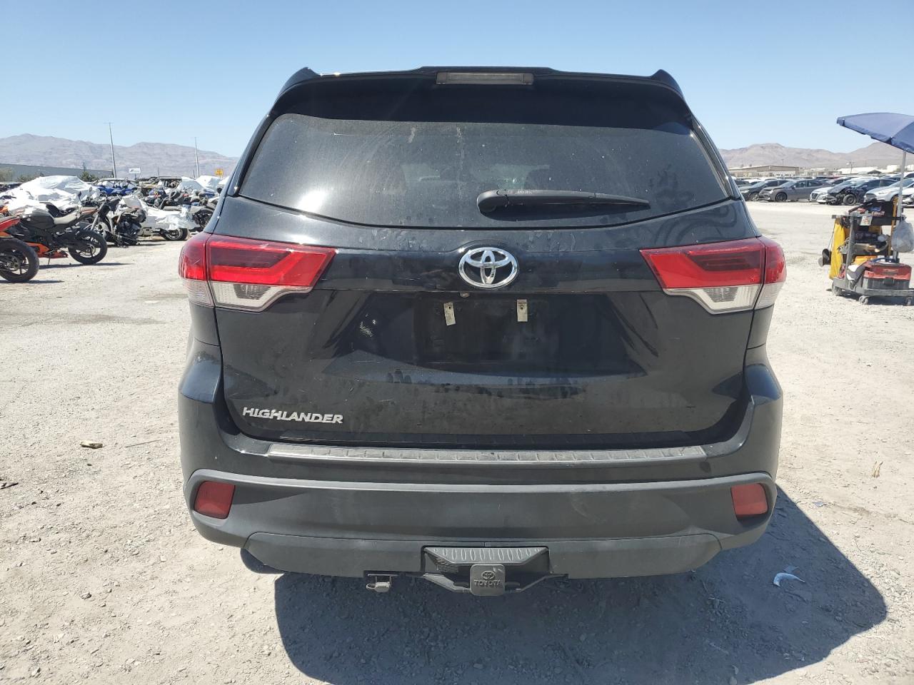 5TDZZRFH0JS253509 2018 Toyota Highlander Le