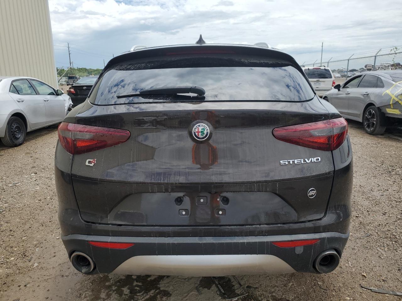 2018 Alfa Romeo Stelvio vin: ZASFAKAN3J7B76912