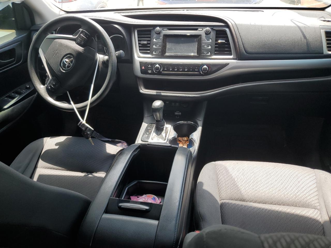 5TDZZRFH7JS242801 2018 Toyota Highlander Le